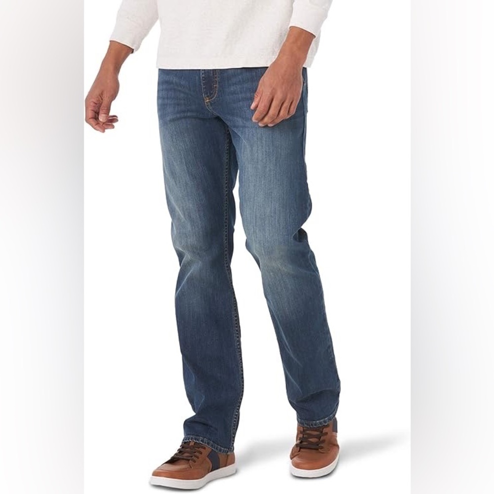 Very good condition Wrangler Authentics Men’s slim fit straight leg Jean 34 x 32